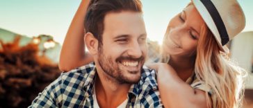 Bir Kadının Size Aşık Olduğunu Gösteren 15 Belirti